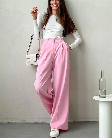 🤩Pants by @MONTTERINI Comment “LINK”To Get Links Directly In Your DM SHOP 👉 🔗 MONTTERINI.COM ➡️ “pants” collection ✅ Sizes XS-XXL Free shipping worldwide & All taxes included💙 👉SHOP @MONTTERINI.COM Pink Trousers Outfit, Look Rose, French Pink, Elegant Pant, Pink Trousers, Leg Work, Long Trousers, Spring Women, Pink Pants