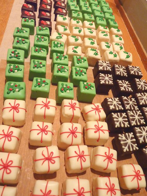 Monogram Petit Fours, Christmas Chocolate Display Ideas, Christmas Petit Fours Recipe, Christmas Petite Fours, Petit Fours Christmas, Mini Christmas Deserts, Christmas Brownies Decoration, Christmas Petit Fours, Christmas Dessert Decorations