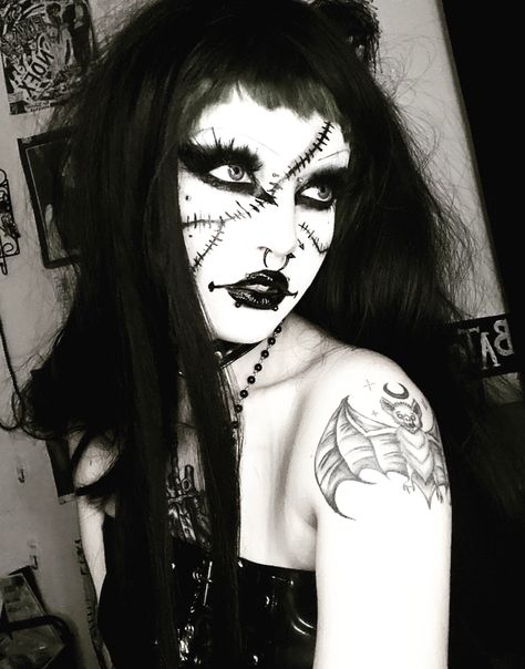 Goth Cat Makeup, Goth Makeup Looks Trad, Goth Skeleton Makeup, Creepy Goth Makeup, Messy Goth Makeup, Which Make Up, Colourful Goth Makeup, Scary Goth Makeup, Goth Makeup Halloween