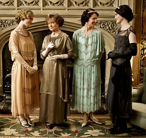 Downton Abbey Costume Guide Downtown Abbey Fashion, Downton Abbey Costumes, Lady Mary Crawley, Downton Abbey Movie, Downton Abbey Series, Lady Sybil, Elizabeth Mcgovern, Downton Abbey Fashion, Highclere Castle