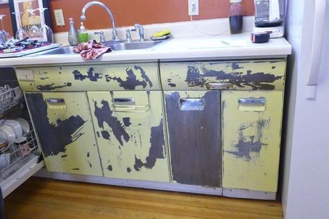 Old Metal Kitchen Into Modern Vintage Cabinets #kitchen #cabinets #metal #steel #decorhomeideas Metal Kitchen Cabinets Makeover, Metal Cabinet Makeover, Vintage Metal Kitchen Cabinets, Painting Metal Cabinets, Modern Metal Kitchen, Vintage Metal Cabinet, Metal Kitchen Cabinets, Metal Cabinets, Vintage Kitchen Cabinets