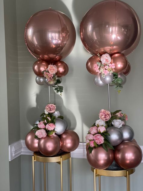 Gold And Rose Gold Centerpieces, Ballon Centerpieces Rose Gold, Ballon Centerpieces Clear, Ballons Flowers Centerpiece, Centerpiece 50th Birthday, Fancy Balloon Centerpieces, Rose Gold Silver And White Party, Rose Gold Balloon Decor, Rose Gold Balloon Centerpieces