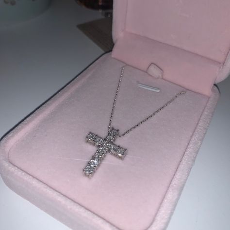 Beautiful Cluster Diamond Cross Necklace On A 16 Inch Chain Like Brand New I Have Wore Only A Handful Of Times Silver Cross Aesthetic, Silver Necklaces Cross, Necklace Cross Silver, Expensive Necklaces, Diamond Cross Necklace, Necklaces Diamond, Jewelry Cross, Wallpaper Texture, Silver Cross Necklace