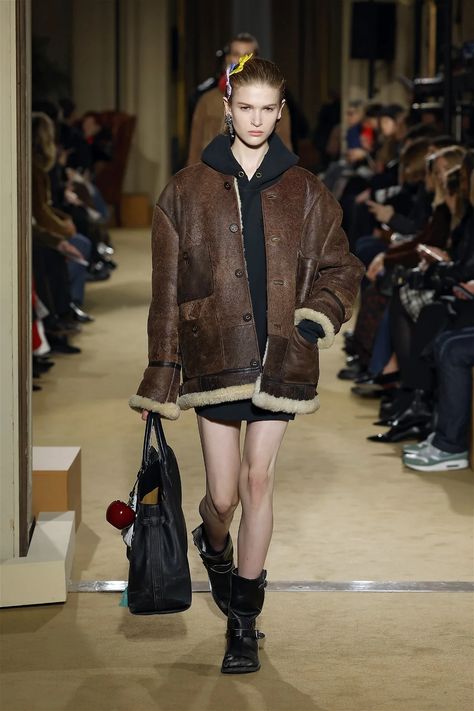 New York Fashion Week Runway, Runway Ready To Wear, New York February, Coach Fashion, Fashion Show Runway, High School Outfits, Color Trends Fashion, Suede Coat, Fall Winter 2024