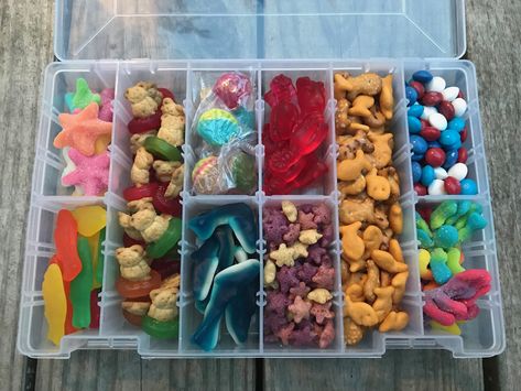 Snackle Box Idea, Snacklebox Ideas Beach, Snackle Box Ideas Airplane, Roadtrip Snack Ideas, Snacklebox Ideas, Snackle Box Ideas, Airport Snacks, Snack Box Ideas, Ocean Snacks