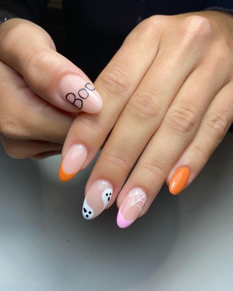 Nails Short Cute Simple, Cute Subtle Halloween Nails, Cute Nail Ideas Halloween, Pink Simple Halloween Nails, Halloween Nails Pink And Orange, Gel X Nails Halloween, Gel Nail Halloween Designs, Orange And Pink Halloween Nails, Halloween Themed Nails Short