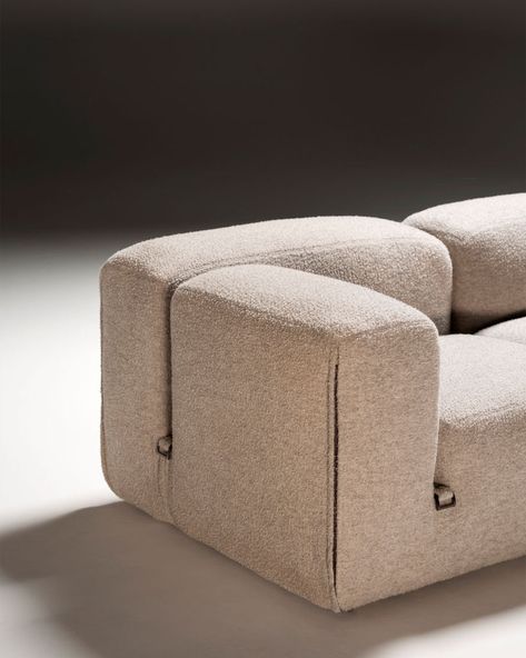 LE MURA WOOL MODULAR SOFA Italian Sofa Designs, Radical Design, Wool Sofa, 70s Design, Mario Bellini, Italian Sofa, Daybed Sofa, Modular System, Soft Seating