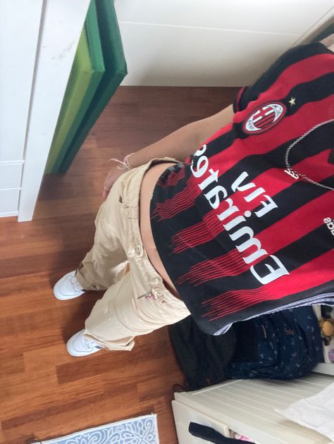 ac milan shirt fits Fits With Cargo Pants, Casual Style Aesthetic, Ac Milan Shirt, Ac Milan Kit, Milan Outfits, Milan Football, Fits Summer, Cargo Outfit, Football Jersey Outfit