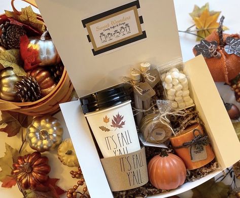 Fall Vibes Gift Box Thanksgiving Gift Box Ideas, Fall Gift Box Ideas, Fall Box Gift, Fall Food Gift Basket Ideas, Fall Themed Gift Box Ideas, Autumn Box Gift, November Whiff Box Scentsy, Pumpkin Spice Hot Chocolate, Popcorn Dessert