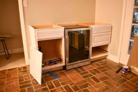 How to Build a DIY Dry Bar - House On Longwood Lane Basement Dry Bar, Diy Built In Bar, Basement Dry Bar Ideas, Diy Dry Bar, Diy Basement Bar, Dry Bar Ideas, Bar House, Bar Nook, Home Bar Rooms