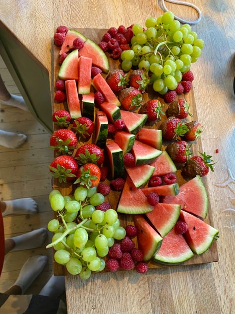 Hawaii Birthday Party Ideas Aesthetic, Fruit Tray Designs, Fruit Assortment, Watermelon Aesthetic, Watermelon Snack, Fruit Presentation, Fruit Board, Catering Food Displays, Fruit Platter Designs