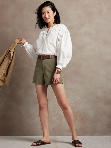 Green Shorts Outfit, Best Lip Stain, 2023 Lookbook, Red Chinos, Casual Chic Spring, Bermuda Shorts Women, Olive Green Shorts, Look Short, Miniskirt Outfits