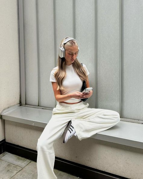 Hol ♡ | Dreaming of this outfit☁️ ad wearing the DAILYSZN Evry t-shirt & wide leg joggers🫶🏻 | Instagram Adidas Samba Aesthetic, White Samba Adidas Outfit, Samba Aesthetic, Joggers Outfit Women, Adidas Samba Women, Samba Adidas Outfit, Adidas Samba Outfits, Samba Outfits, Wide Leg Outfit