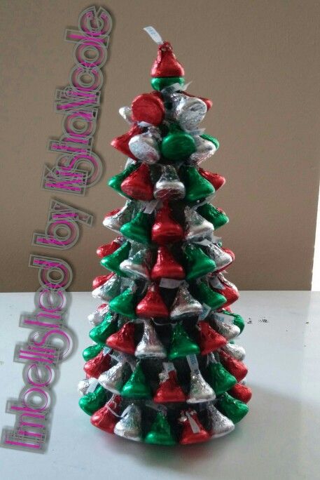 Hershey Kisses Christmas Tree, Christmas Candy Crafts, Christmas Candy Gifts, Candy Christmas Tree, Cozy Minimalist, Hershey Kiss, Christmas Food Gifts, Candy Crafts, Christmas Crafts For Gifts