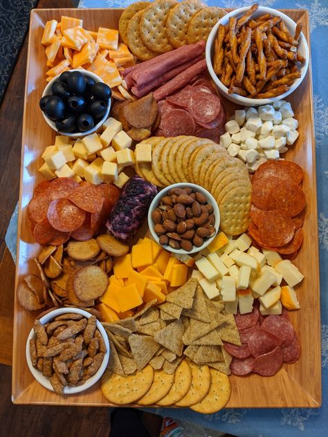 Chips Platter Ideas, Picnic Date Food, Charcuterie Board Meats, Amazing Food Platters, Platter Board, Bagel Chips, Catering Ideas Food, Party Food Buffet, Charcuterie Inspiration