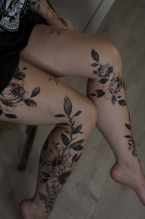 Flower Leg Tattoos, Tato Paha, Hip Tattoo Designs, Feminine Nature, Around Arm Tattoo, God Tattoo, Bat Tattoo, Nature Tattoo, Theme Tattoo