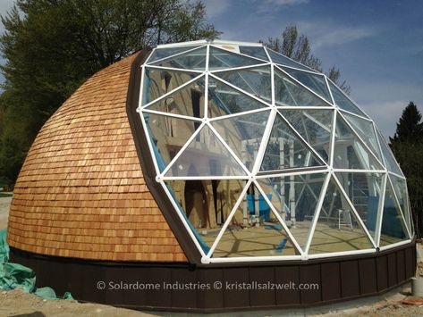 A geodesic glass dome, either self-assembly from Garden Igloo or architect-built from Solardome could be the ideal addition to your back yard. Garden Igloo, Geodesic Dome Greenhouse, Dome Greenhouse, Geodesic Dome Homes, Dome Building, Dome Structure, Dome Home, Dome House, Earth Homes