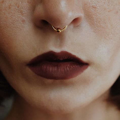 Septum With Nose Piercing, Maison Miru, Bijoux Piercing Septum, Septum Nose Piercing, Septum Piercing Jewelry, Diy Wedding Hair, Septum Nose Rings, Septum Nose, Piercing Septum