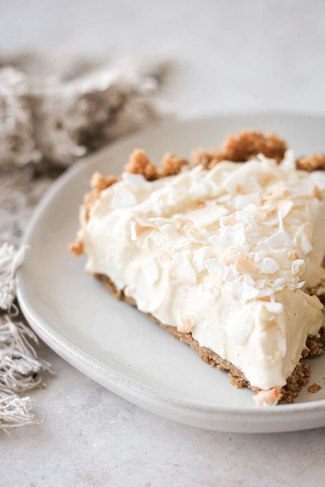 Bavarian cream pie with a graham cracker crust, homemade vanilla bean pastry cream that's lightened with whipped cream, and toasted coconut. Homemade Bavarian Cream, Bavarian Cream Pie, Easy Banoffee Pie, Bean Pie, High Altitude Baking, Bavarian Cream, Perfect Pie Crust, Chocolate Cream Pie, Pastry Crust