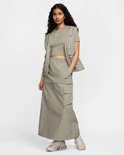 Nike Sportswear Essential Women's Mid-Rise Woven Cargo Midi Skirt. Nike UK Cargo Midi Skirt, Convertible Skirt, Nike Skirts, Mini A, Green Skirt, Nike Sportswear, Pretty Woman, Snug Fit, Black Fashion