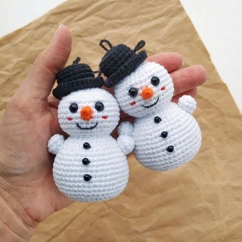 Crochet Snow Man Free Pattern, Crochet Snowman Hat Free Pattern, Crochet Xmas Ornaments Free Pattern, Crochet Snowmen Patterns Free, Easy Crochet Snowman Free Pattern, Snowman Amigurumi Pattern Free, Diy Crochet Ornaments, Snowman Amigurumi, Crochet Christmas Ornaments Free