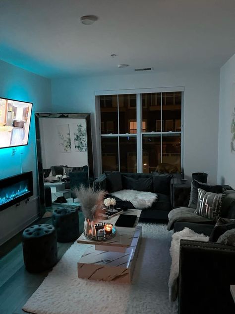 Living Room Designs First Apartment, Aesthetic Living Room Ideas Small Spaces, New York Living Room Aesthetic, Apartment For Couples Living Together, Darker Living Room Ideas, First Apartment Black Woman, Small Living Room Ideas Black, Modern House Decor Living Room, Small Living Room Decorating Ideas Apartment