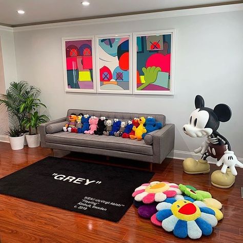 Saturday morning vibes!! Doesnt this look like the perfect room to kickoff the weekend with a cup of coffee alone in thought or some Saturday morning cartoons with the kids ?! What would you do in a room like this ??   : @grailboxes      @kaws @uniqlo @uniqlousa @takashipom @murakami_archive @cote_escriva @virgilabloh @ikeausa @off____white @sesamestreet @kaws_archive @leagueoto @forthekaws  #Kaws #KawsOne #KawsArt #KawsCompanion #KawsBFF #KawsPlush #SesameStreet #Elmo #BigBird #CookieMonster #B Sneakerhead Room, Hypebeast Room, Bilik Idaman, Chill Room, Dream Apartment Decor, Apartment Living Room Design, Future Apartment Decor, Cute Bedroom Decor, Apartment Decor Inspiration