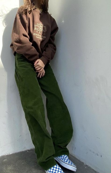 Dark Green Corduroy Pants Outfit, Mode Hippie, Thrift Shop, Looks Street Style, Ținută Casual, Modieuze Outfits, Green Pants, Swaggy Outfits, Mode Inspo