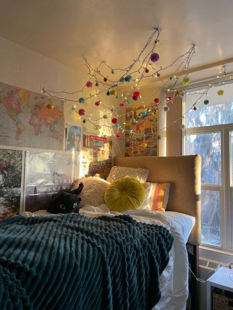 super cute college dorm inspiration!!!!! #aesthetic #poster #college #collegelife #dorm #dormdecor #life #lifestyle #collegegirl #collegedormrooms #dormroomideas #dormroomdesigns #fairylight Coolest Dorm Rooms, Dorm Room Eclectic, Dorm Door Aesthetic, Dorm With Fairy Lights, College Dorm Room Ideas Decorations, Space Dorm Room Theme, Natural Life Dorm Room, Dorm Ceiling Decor, Colorful Dorm Room Decor