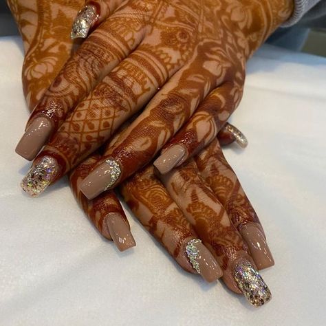 Nails Design For Wedding The Bride, Nail Art Designs For Saree, Punjabi Wedding Nails, Bridal Nail Art With Mehendi, Mehendi Nails Art, Nail For Bride Wedding, Nail Extension For Wedding, Karwachauth Nails Design, Bridal Nails With Mehendi