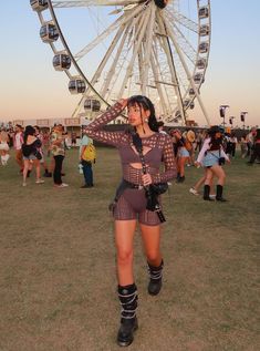 Summer Concert Outfits, Summer Concert Outfit Ideas, Ultra Music Festival Outfits, Music Festival Outfit Ideas, Rock Festival Outfit, Country Concert Outfit Ideas, Coachella Fits, Festival Outfit Ideas, Festival Fits