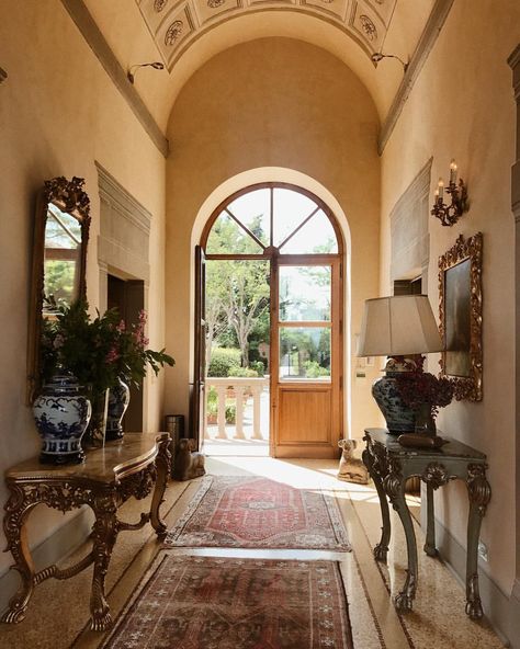 Bellisimo ✨ Villa Mangiacane, Old Italian House, Italian Villa Interior, Old Money House, Italy House, Italian House, Italian Home, European House, Italian Villa