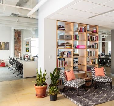 Spaces We Love: Refinery29’s New York Office - Hughes Marino San Diego Bureau Open Space, Open Office Design, Coworking Space Design, Startup Office, Modern Office Space, Cool Office Space, New York Office, Coworking Office, City Office