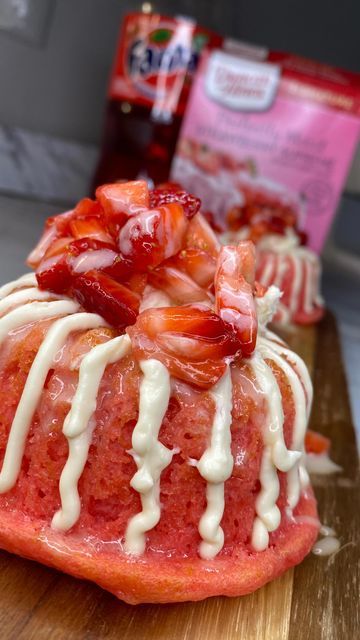 Glaze Strawberries, Strawberry Cake Mix Recipes, Strawberry Vanilla Cake, Soda Cake, Strawberry Cake Mix, Strawberry Cake Recipes, Cream Cheese Glaze, Valentine Desserts, Num Num