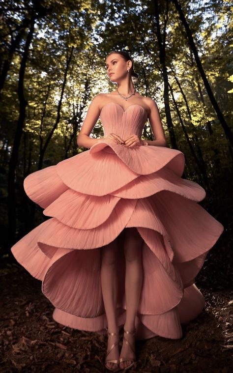 Furrowing Fabric, Extravagant Dresses Haute Couture, Couture Fashion Gowns, Flower Dress Design, African Head Dress, Pleated Organza, Unusual Dresses, Gala Outfit, Dress Couture