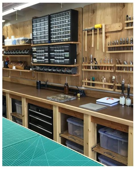 Simple Woodworking Projects, Garage Workshop Layout, Garage Workbench Plans, Garage Storage Inspiration, Workbench Designs, Garage Workshop Organization, Workshop Layout, Barn Wood Projects, Garage Work Bench