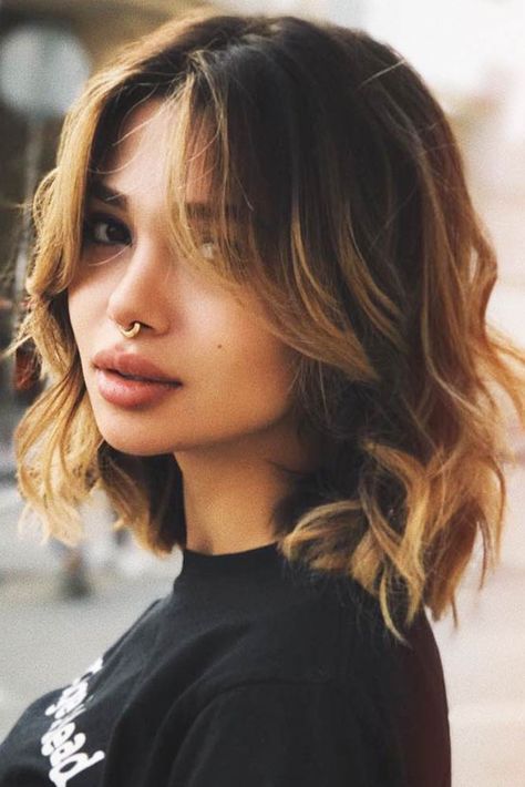 short hair curled cuttain bangs long bangs ombre brunette to blonde Medium Layered Haircuts, Medium Layered Hair, Medium Length Hair With Layers, Wavy Haircuts, Shoulder Length Hair Cuts, Short Wavy Hair, Penteado Cabelo Curto, Short Hair Haircuts, Short Hair With Bangs