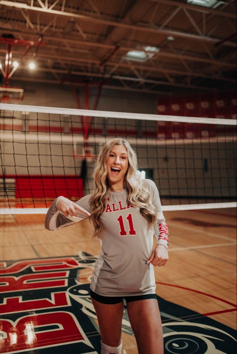 Senior Picture Ideas Volleyball, Senior Volleyball Banner, Volleyball Banners, Senior Sports Photography, Sports Photoshoot, Volleyball Photography, Volleyball Posters, Volleyball Senior Pictures, Foto Sport