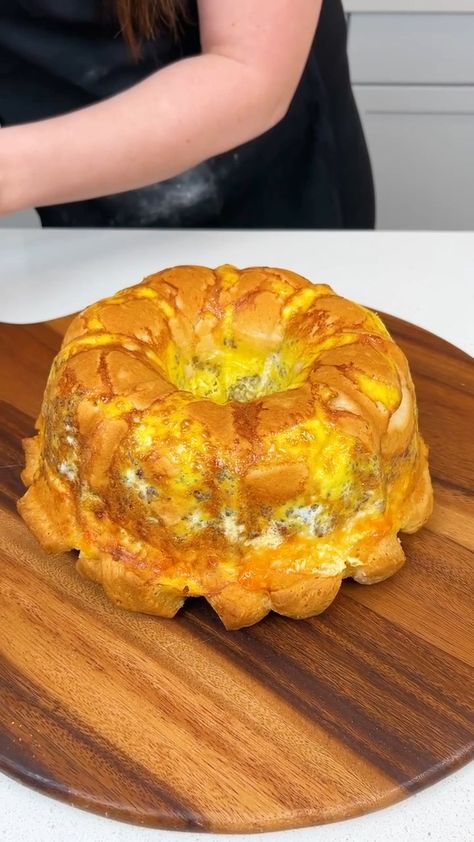 Easter Breakfast Bundt Cake | bacon, breakfast, egg, bundt cake | Easter Breakfast Bundt Cake Have the best Easter breakfast with biscuits, bacon, eggs and cheese in a Bundt Cake Pan! This video was produced by Kiera... | By Kiera J | Facebook | Okay? I just took one can of the grand's buttermilk biscuits and cut it in the fourth. I went ahead and grounded some sausage and this is just some mild pork sausage and I'm going to just drench me a little layer right here on top of all those biscuits Breakfast With Biscuits, Easter Bundt Cake, Breakfast Bundt, Breakfast Bundt Cake, Breakfast Nachos, Eggs And Cheese, Cake Easter, Breakfast Egg Casserole, Cheesy Eggs