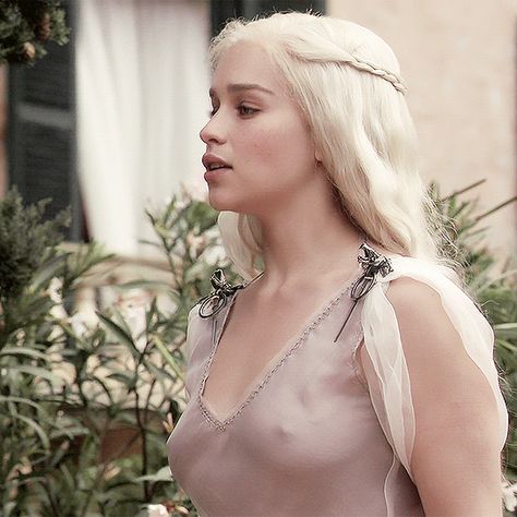 Emilia Clarke #daenerys Daenerys Targaryen Icons, Queen Of Dragons, Lucy Liu, Targaryen Aesthetic, Gra O Tron, Mother Of Dragons, Emilia Clarke, Gal Gadot, Abba