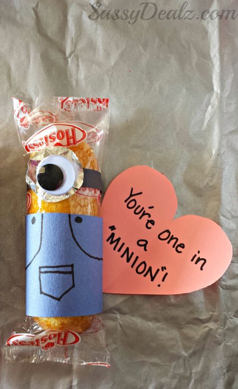 Despicable Me "You're One in a Minion" Twinkie Valentines Day Craft #Twinkies craft #Minion valentines #Edible valentines treats | CraftyMorning.com Valentine Cards For Classmates, Minion Twinkie, One In A Minion, School Valentine Cards, Valentines Day Craft, Homemade Valentine, School Valentines, Valentinstag Party, Diy School