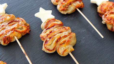 Pizza Tree on a Stick - Christmas Fun | Buona Pappa Christmas Tree Pizza, Pizza Tree, Cheese Tree, Pizza Balls, Christmas Pizza, Pizza Sticks, Pesto Mozzarella, New York Pizza, Fruit Jam