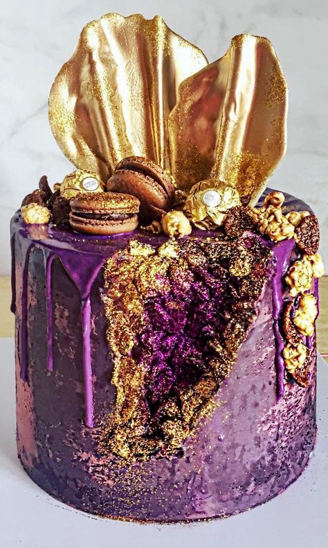 Sugarbitesbyemma Birthday Cakes For Ladies, Rose Gold Geode Cake, Cakes Geode, Cakes For Ladies, Amethyst Geode Cake, Small Geode Cake, Fun Cake Ideas, Crystal Cakes, Tort Special