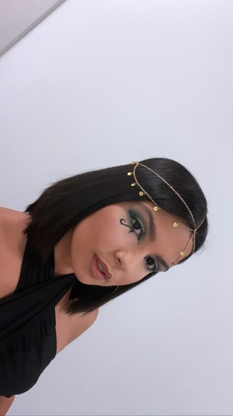 Egyptian Make Up, Bobs For Fine Hair, Egyptian Goddess Costume, Cleopatra Makeup, Cleopatra Halloween Costume, Cleopatra Halloween, Inspo Poses, Egyptian Princess, Creepy Halloween Makeup