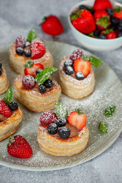 Chocolate Cream Volovanes with Berries: Volovanes are fun little puff pastry vessels that can be filled with just about any sweet or savory filling. Because we want to end our year on a sweet note, I decided to fill them with chocolate cream. #imperialsugar #ad @imperialsugar Patisserie, Mini Pastry Desserts, Fruit Puff Pastry Dessert, Chocolate Puff Pastry Dessert, Valentine Pastries, Valentines Pastries, Fruit Puff Pastry, Pastry Plating, Wedding Pastries