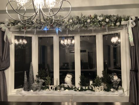 Bay Window Christmas Decorations, Christmas Bay Window Ideas, Christmas Bay Window Decorations Indoor, Decorating A Bay Window For Christmas, Christmas Decor Bay Window, Bay Window Fall Decor, Christmas Bay Window Decorations, Bay Window Christmas Decor Ideas, Christmas Bay Window