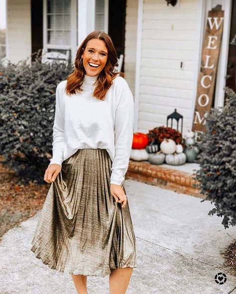 Pleated Skirt + White Sweater 2022 Christmas Outfit, Cute Christmas Outfit, Outfit Ideas 2022, Pretty Red Dress, Christmas Outfit Ideas For Women, Christmas Outfit Ideas, Fall Sweater Dress, Cute Christmas Outfits, Red Sweater Dress