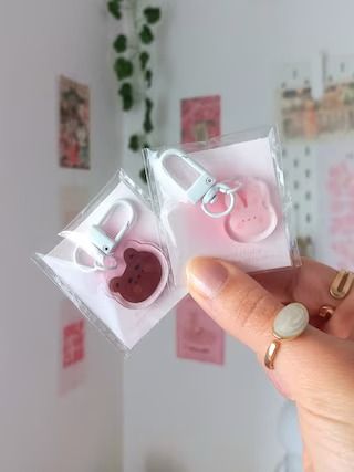 FrannarteStudio - Etsy Italia Keychain Packaging, Etsy Packaging, Pink Business Card, Stationary Items, Bear Keychain, Key Holders, Keychain Design, Acrylic Keychain, Key Hooks