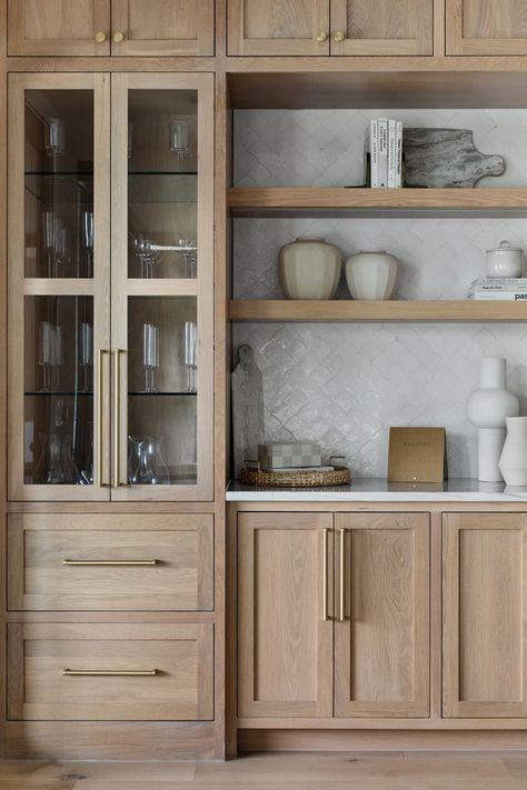 White Oak Kitchen Cabinets, Model Dapur, White Oak Kitchen, Interior Dapur, Lake House Kitchen, Neoclassical Interior, Oak Kitchen Cabinets, Diy Backsplash, Oak Kitchen