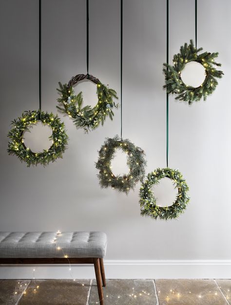 Christmas Mistletoe Decoration, Garland Hanging Ideas, Chrismass Decore Ideas Diy, Indoor Christmas Lights Ideas, Christmas Church Decor, Chrismass Decore Ideas, Christmas Wreath Hanging, Ideas Decoracion Navidad, Frosted Eucalyptus